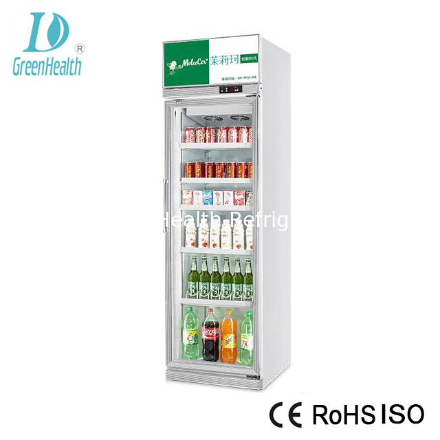 पेप्सी का पेय प्रदर्शन कूलर प्रशीतन उपकरण फ्रिज में खड़े होते हैं